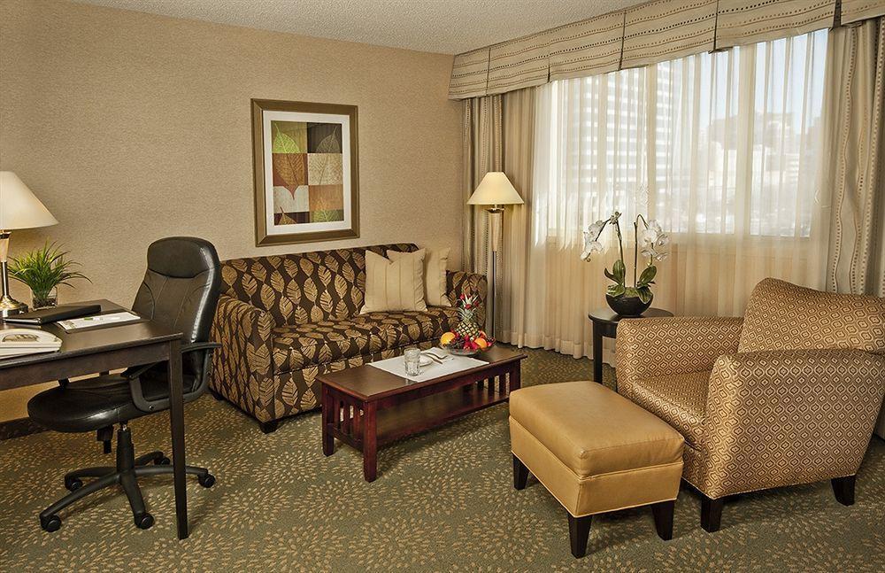 Holiday Inn Alexandria At Carlyle By Ihg Exterior foto