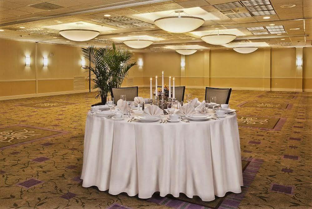 Holiday Inn Alexandria At Carlyle By Ihg Exterior foto